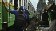 Le train frôle les habitations de Kibera Le train frôle les habitations de Kibera