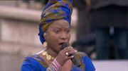 Le 11 novembre 2018, Angélique Kidjo avait chanté devant les chefs d'Etat et de gouvernement réunis à Paris pour le centenaire de l'Armistice. Le 11 novembre 2018, Angélique Kidjo avait chanté devant les chefs d'Etat et de gouvernement réunis à Paris pour le centenaire de l'Armistice.