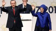 Le Premier ministre turc Erdogan et sa femme Emine sont acclamés par l'assistance, le 1er juillet à Ankara, après avoir été proclamé candidat à la prochaine présidentielle Le Premier ministre turc Erdogan et sa femme Emine sont acclamés par l'assistance, le 1er juillet à Ankara, après avoir été proclamé candidat à la prochaine présidentielle