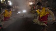 Des travailleurs collectent des graines fermentées dans une distillerie de baijiu à Luzhou. Des travailleurs collectent des graines fermentées dans une distillerie de baijiu à Luzhou.