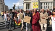 Climat : plusieurs dizaines de manifestants réunis autour d'Adélaïde Charlier, Matthieu Ricard et Satish Kumar Climat : plusieurs dizaines de manifestants réunis autour d'Adélaïde Charlier, Matthieu Ricard et Satish Kumar