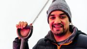 Benjamin Vidmar est un chef venu des États-Unis. Installé à Svalbard, il veut mettre un terme au "tout importé" et cultiver ses bons produits frais. Benjamin Vidmar est un chef venu des États-Unis. Installé à Svalbard, il veut mettre un terme au "tout importé" et cultiver ses bons produits frais.