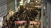 En Allemagne, l'entente régionale avec l'extrême droite a donné lieu à des manifestations spontanées. En Allemagne, l'entente régionale avec l'extrême droite a donné lieu à des manifestations spontanées.