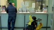 Accessibilité de PMR: des députés bruxellois prennent le métro en chaise roulante Accessibilité de PMR: des députés bruxellois prennent le métro en chaise roulante