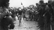 Félicien Vervaecke acclamé par la foule lors de son arrivée au sommet de l'Iseran lors de la 15ème étape du Tour 1938 (Briançon - Aix-les-Bains) le 23 juillet. Félicien Vervaecke acclamé par la foule lors de son arrivée au sommet de l'Iseran lors de la 15ème étape du Tour 1938 (Briançon - Aix-les-Bains) le 23 juillet.