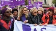 En tête de cortège à Paris : les comédiennes Muriel Robin et Alexandra Lamy, ainsi que l'Union nationale des familles de féminicides (UNFF). En tête de cortège à Paris : les comédiennes Muriel Robin et Alexandra Lamy, ainsi que l'Union nationale des familles de féminicides (UNFF).