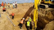 Il a fallu creuser un trou de plus de quatre mètres de profondeur pour dégager l'épave Il a fallu creuser un trou de plus de quatre mètres de profondeur pour dégager l'épave