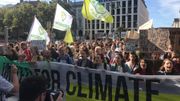 Grève mondiale pour le climat : des milliers de jeunes (et moins jeunes) manifestent à Bruxelles Grève mondiale pour le climat : des milliers de jeunes (et moins jeunes) manifestent à Bruxelles