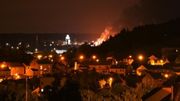 L'incendie a pris vers minuit au sein de l'entreprise CETT située dans la zoning de Rochefort. Elle traite des déchets de construction. Aucun produit entreposé n'est toxique, mais les émanations peuvent l'être car il y a du plastique qui brûle dans l'incendie à présent circonscris. L'incendie a pris vers minuit au sein de l'entreprise CETT située dans la zoning de Rochefort. Elle traite des déchets de construction. Aucun produit entreposé n'est toxique, mais les émanations peuvent l'être car il y a du plastique qui brûle dans l'incendie à présent circonscris.