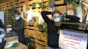 Dans ce magasin, le personnel s'équipe de masques et de gants Dans ce magasin, le personnel s'équipe de masques et de gants