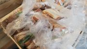 Dans les sandwiches, un peu de salade, des tomates, du fromage et de la viande hachée. Dans les sandwiches, un peu de salade, des tomates, du fromage et de la viande hachée.