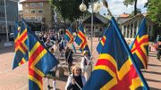 Tous les 9 juin, depuis près d'un siècle, une marche est organisées dans les rues de la ville de Mariehamn pour commémorer le jour où a eu lieu la première réunion de l'assemblée législative autonome de Aland. C'était le 9 juin 1922. Tous les 9 juin, depuis près d'un siècle, une marche est organisées dans les rues de la ville de Mariehamn pour commémorer le jour où a eu lieu la première réunion de l'assemblée législative autonome de Aland. C'était le 9 juin 1922.