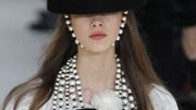 Une cascade de sautoirs signée Chanel Une cascade de sautoirs signée Chanel