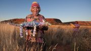 L'artiste Madame Miller avec sa sculpture de chien "papa sculpture" dans la région aborigène APY (Nord-Ouest de l'Australie). L'artiste Madame Miller avec sa sculpture de chien "papa sculpture" dans la région aborigène APY (Nord-Ouest de l'Australie).