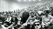 Une assemblée libre dans l'auditoire Janson de l'ULB. Au premier plan, presque au centre de l'image, Willy Decourty, 23 ans. Une assemblée libre dans l'auditoire Janson de l'ULB. Au premier plan, presque au centre de l'image, Willy Decourty, 23 ans.