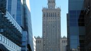 Offert par Staline pendant le communisme, le colossal Palais de la Culture et de la Science fut, jusqu'en 1990, le plus haut immeuble d'Europe. Offert par Staline pendant le communisme, le colossal Palais de la Culture et de la Science fut, jusqu'en 1990, le plus haut immeuble d'Europe.