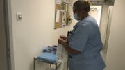 L'infirmière en chef, Véronique Moiny, déballe une tenue de protection avant l'arrivée d'un patient suspecté COVID L'infirmière en chef, Véronique Moiny, déballe une tenue de protection avant l'arrivée d'un patient suspecté COVID