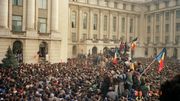 Des citoyens roumains agitent le drapeau national lors d'une manifestation anti-communiste sur la place de la République à Bucarest, le 21 décembre 1989. Des citoyens roumains agitent le drapeau national lors d'une manifestation anti-communiste sur la place de la République à Bucarest, le 21 décembre 1989.