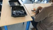 La nouvelle école compte aussi une salle de repas et une cuisine où chacun partage un repas chaud le midi. Certains élèves sont suffisamment autonomes pour manger seuls, d'autres doivent être assistés. La nouvelle école compte aussi une salle de repas et une cuisine où chacun partage un repas chaud le midi. Certains élèves sont suffisamment autonomes pour manger seuls, d'autres doivent être assistés.