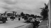 La répression : la cité noire dévastée, la voiture d’un Européen incendiée, les patrouilles de jeeps et de blindés légers de la Force publique. La répression : la cité noire dévastée, la voiture d’un Européen incendiée, les patrouilles de jeeps et de blindés légers de la Force publique.
