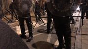 Les policiers ont encerclé le bout de la rue de la Loi qui mène au Parlement Les policiers ont encerclé le bout de la rue de la Loi qui mène au Parlement