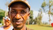Takile est le chef du village. Il a travaillé en étroite collaboration avec Manu pour déterminer les besoins des villageois. Takile est le chef du village. Il a travaillé en étroite collaboration avec Manu pour déterminer les besoins des villageois.