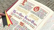 Lors de la cérémonie au Palais Royal, chaque noble reçoit ses "Lettres Patentes". Des pages très coûteuses, aux lettres dorées. Lors de la cérémonie au Palais Royal, chaque noble reçoit ses "Lettres Patentes". Des pages très coûteuses, aux lettres dorées.