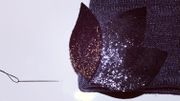 Une fois sèches, disposez les feuilles sur votre bonnet et faites quelques points afin de les fixer. Une fois sèches, disposez les feuilles sur votre bonnet et faites quelques points afin de les fixer.