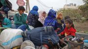 Une famille syrienne tente de fuir à l'arrière d'un pick-up dans la province, suite aux bombardements. Photos prise le 1er mai 2019 dans le nord-ouest de la Syrie. Une famille syrienne tente de fuir à l'arrière d'un pick-up dans la province, suite aux bombardements. Photos prise le 1er mai 2019 dans le nord-ouest de la Syrie.