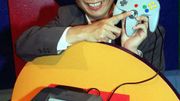 Shigeru Miyamoto, créateur et producteur de jeux vidéo japonais, pose avec dans les mains une Nintendo 64 en mai 1996. Shigeru Miyamoto, créateur et producteur de jeux vidéo japonais, pose avec dans les mains une Nintendo 64 en mai 1996.
