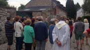 Les villageois réunis pour observer l'ascension Les villageois réunis pour observer l'ascension