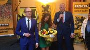 Darya Safai a été récompensée en 2016 par le Ebbenhouten Spoor, une sorte de prix du mérite attribué par la N-VA à un nouvel-arrivant. Darya Safai a été récompensée en 2016 par le Ebbenhouten Spoor, une sorte de prix du mérite attribué par la N-VA à un nouvel-arrivant.