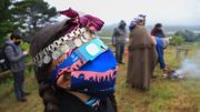 Une famille indigène mapuche regarde l'éclipse totale de soleil à Carahue, région de l'Araucanie au sud du Chili, le 14 décembre 2020. Une éclipse solaire qui a duré environ deux minutes a plongé le sud du Chili et de l'Argentine dans l'obscurité lundi Une famille indigène mapuche regarde l'éclipse totale de soleil à Carahue, région de l'Araucanie au sud du Chili, le 14 décembre 2020. Une éclipse solaire qui a duré environ deux minutes a plongé le sud du Chili et de l'Argentine dans l'obscurité lundi