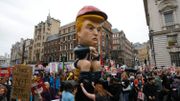 L'effigie de Donald Trump, assis sur une cuvette de toilette en or, le pantalon aux chevilles L'effigie de Donald Trump, assis sur une cuvette de toilette en or, le pantalon aux chevilles