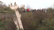 La statue de Palmnicken représente les mains des victimes tentant d'échapper aux flots glacés La statue de Palmnicken représente les mains des victimes tentant d'échapper aux flots glacés