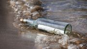 Un homme trouve la lettre d'une bouteille à la mer jetée en 1985 qu'il rend à sa propriétaire