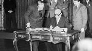 Robert Schuman, alors Ministre français des affaires étrangères, signe son "Plan Schuman", le 18 avril 1951, qui mènera à la création de la Communauté européenne du charbon et de l'acier. Il aurait pu mener aussi à une Union de la santé. Robert Schuman, alors Ministre français des affaires étrangères, signe son "Plan Schuman", le 18 avril 1951, qui mènera à la création de la Communauté européenne du charbon et de l'acier. Il aurait pu mener aussi à une Union de la santé.