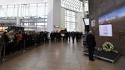 Les représentants des victimes et certains proches n'ont pas apprécié le cordon qui les maintenait à distance de la plaque commémorative. Les représentants des victimes et certains proches n'ont pas apprécié le cordon qui les maintenait à distance de la plaque commémorative.