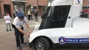 L'engin suscite la curiosité des passants. L'engin suscite la curiosité des passants.
