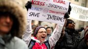 Manifestation d'internautes américains contre la suppression de la neutralité du net aux USA. Manifestation d'internautes américains contre la suppression de la neutralité du net aux USA.