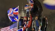 La statue de Churchill assiétée par les pro-Brexit sur Parliament Square. La statue de Churchill assiétée par les pro-Brexit sur Parliament Square.