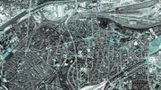La fine ligne blanche indique le futur trajet du métro automatisé dans l'axe Nord-Sud de Bruxelles. La fine ligne blanche indique le futur trajet du métro automatisé dans l'axe Nord-Sud de Bruxelles.
