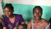 Dans le centre de soins, femmes et enfants attendent d'être examinés par un médecin. Dans le centre de soins, femmes et enfants attendent d'être examinés par un médecin.