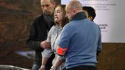 Béatrice est encadrée par deux policiers en civil. Béatrice est encadrée par deux policiers en civil.
