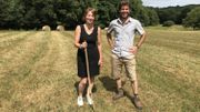 Vinciane Duterme, l'agricultrice, et Thibaut Goret de Natagora sur la belle prairie qui vient d'être fauchée Vinciane Duterme, l'agricultrice, et Thibaut Goret de Natagora sur la belle prairie qui vient d'être fauchée
