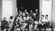 Claire Billen (au centre) et ses camarades étudiants de l'ULB en 1968 devant le Trésor du Palais Impérial de Vienne, au début de l'année 1968. Claire Billen (au centre) et ses camarades étudiants de l'ULB en 1968 devant le Trésor du Palais Impérial de Vienne, au début de l'année 1968.