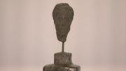 Parmi les 35 sculptures exposées, ce portait d'à peine quelques centimètres de haut de Simone Debeauvoir, philosophe épouse de Jean-Paul Sartre et amie de Giacometti. Parmi les 35 sculptures exposées, ce portait d'à peine quelques centimètres de haut de Simone Debeauvoir, philosophe épouse de Jean-Paul Sartre et amie de Giacometti.