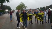 Des jeunes du Vlaams Belang distribuent des drapeaux flamingants à l'entrée du Pukkelpop Des jeunes du Vlaams Belang distribuent des drapeaux flamingants à l'entrée du Pukkelpop