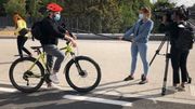 La perche est un manche qui permet de tenir le micro et de garder sa distance avec l’interviewé. La perche est un manche qui permet de tenir le micro et de garder sa distance avec l’interviewé.