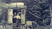 La roulotte de Léonard Boon, où il vendait boissons, omelettes et faros entre 1884 et 1891. La roulotte de Léonard Boon, où il vendait boissons, omelettes et faros entre 1884 et 1891.